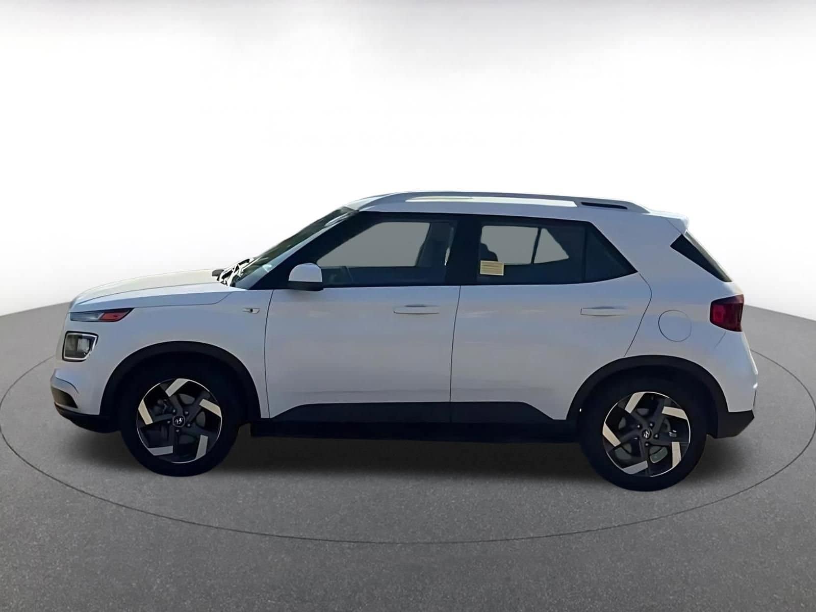 Thumbnail: 2023 Hyundai Venue - 9