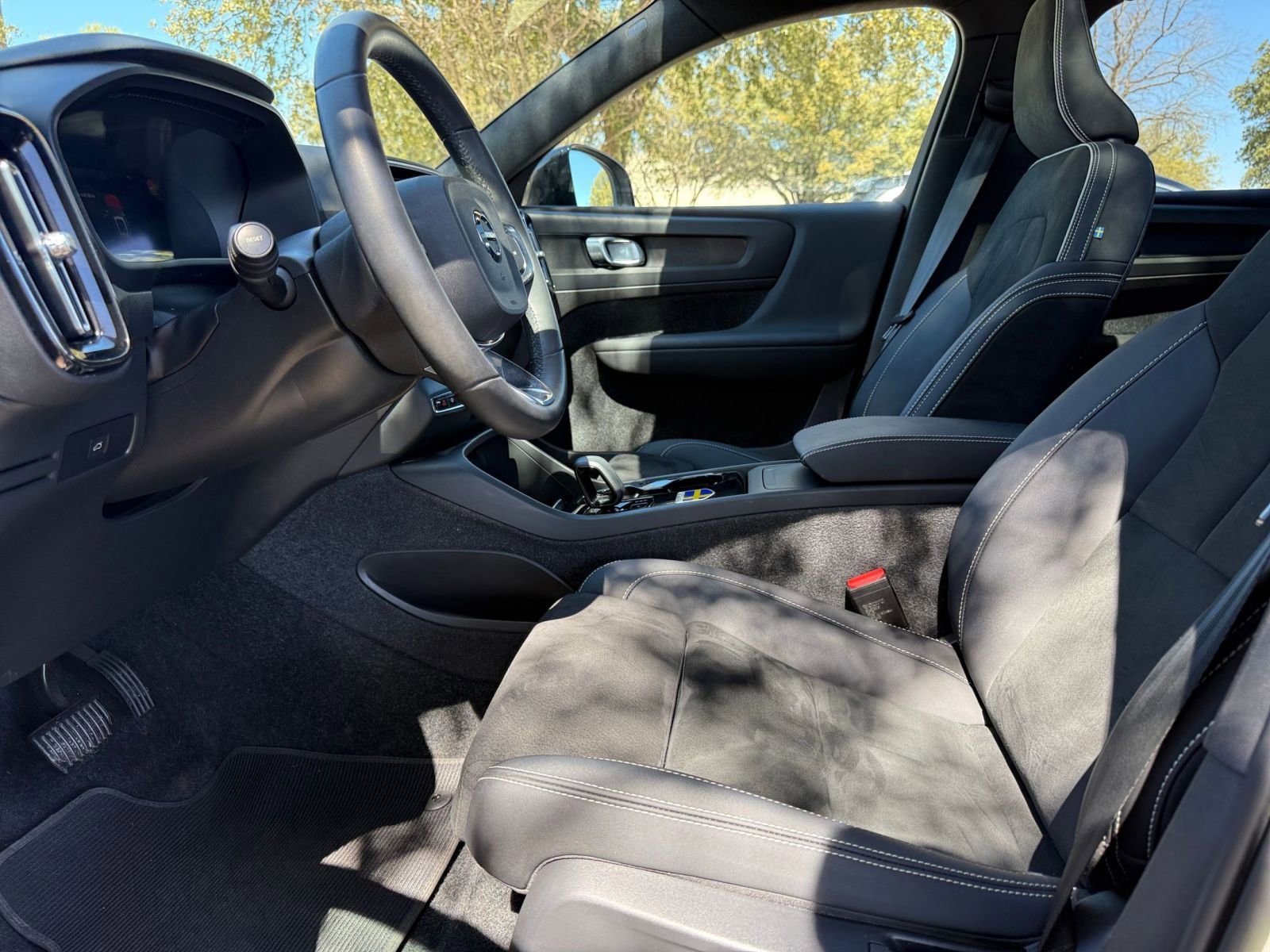 Thumbnail: 2023 Volvo XC40 - 33