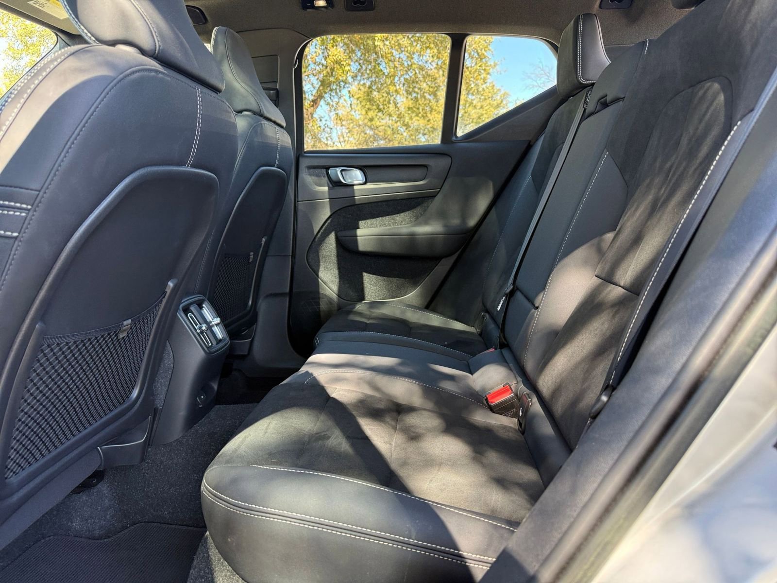 Thumbnail: 2023 Volvo XC40 - 32