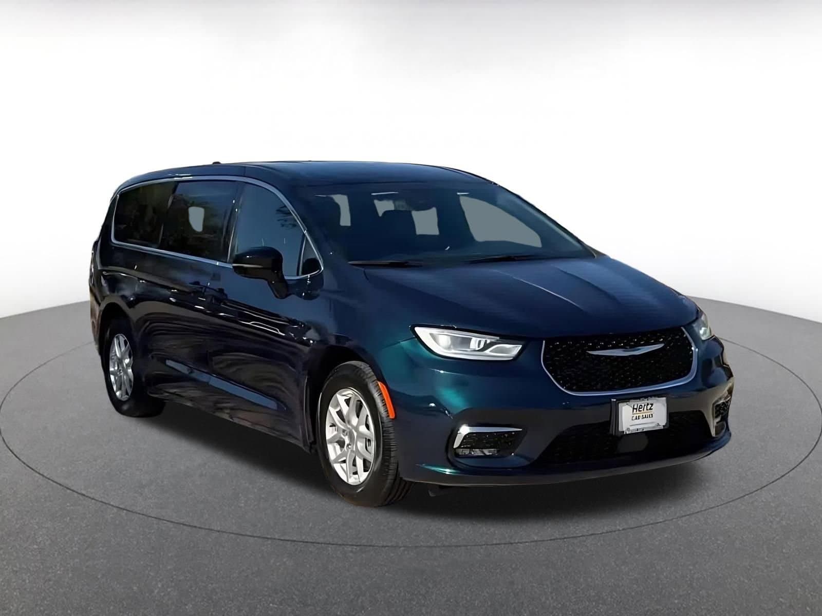 Thumbnail: 2025 Chrysler Pacifica - 3