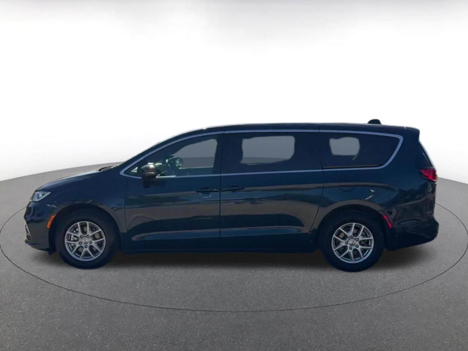 Thumbnail: 2025 Chrysler Pacifica - 9