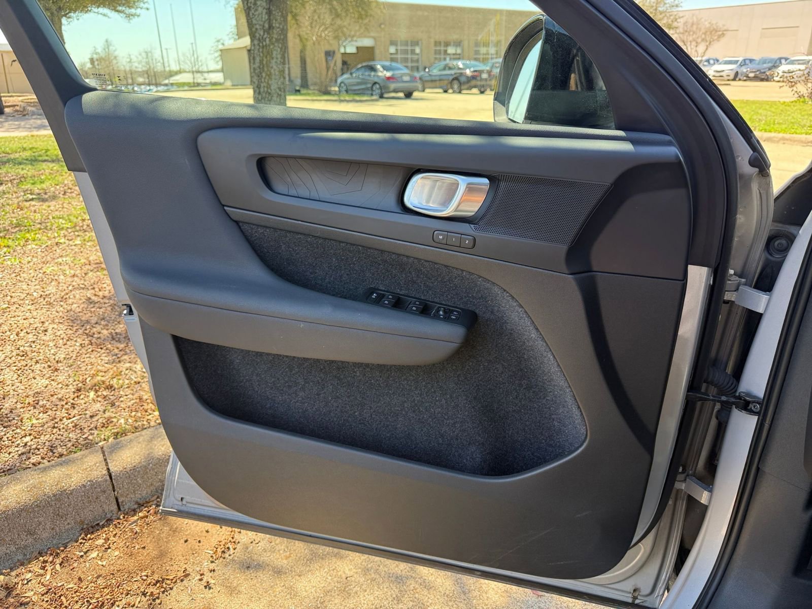 Thumbnail: 2023 Volvo XC40 - 23