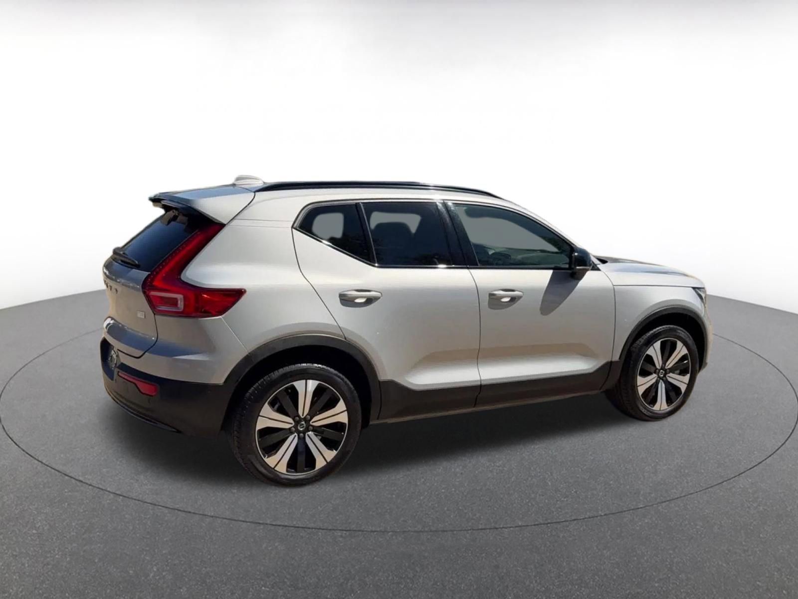 Thumbnail: 2023 Volvo XC40 - 14