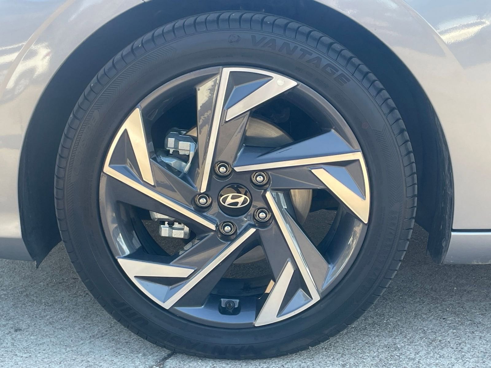 Thumbnail: 2025 Hyundai Elantra - 32