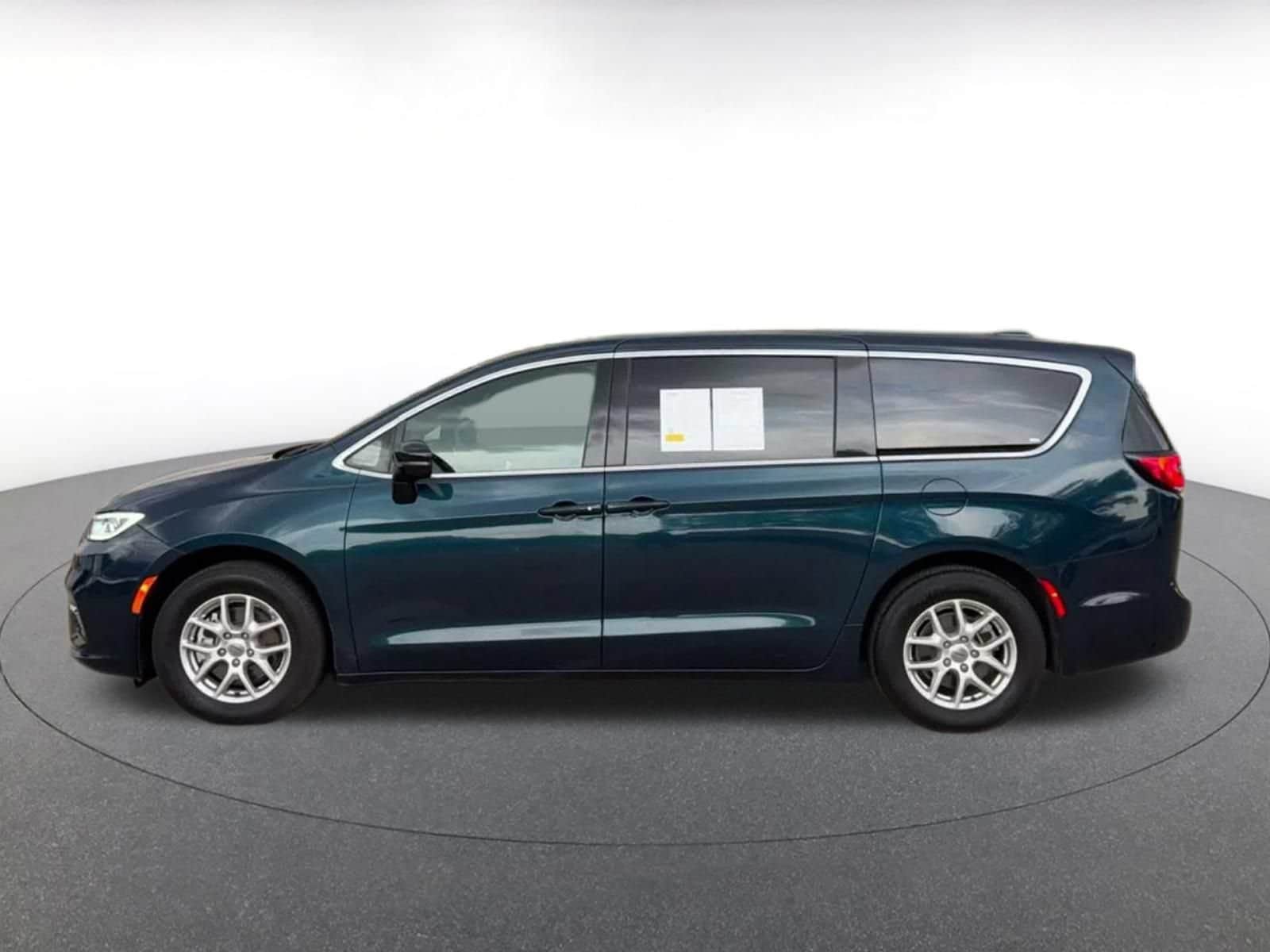 Thumbnail: 2025 Chrysler Pacifica - 8