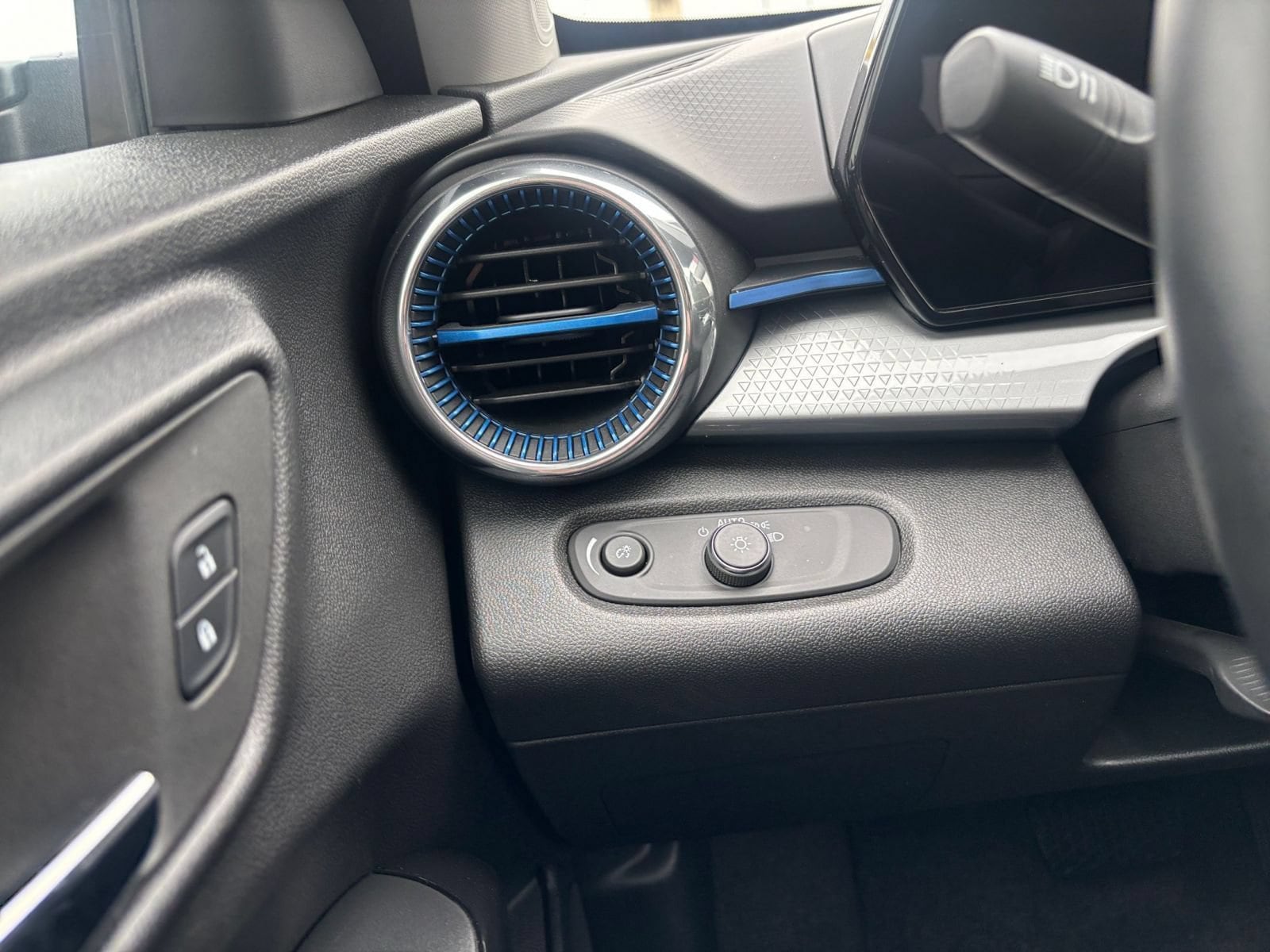 Thumbnail: 2025 Chevrolet Trax - 33
