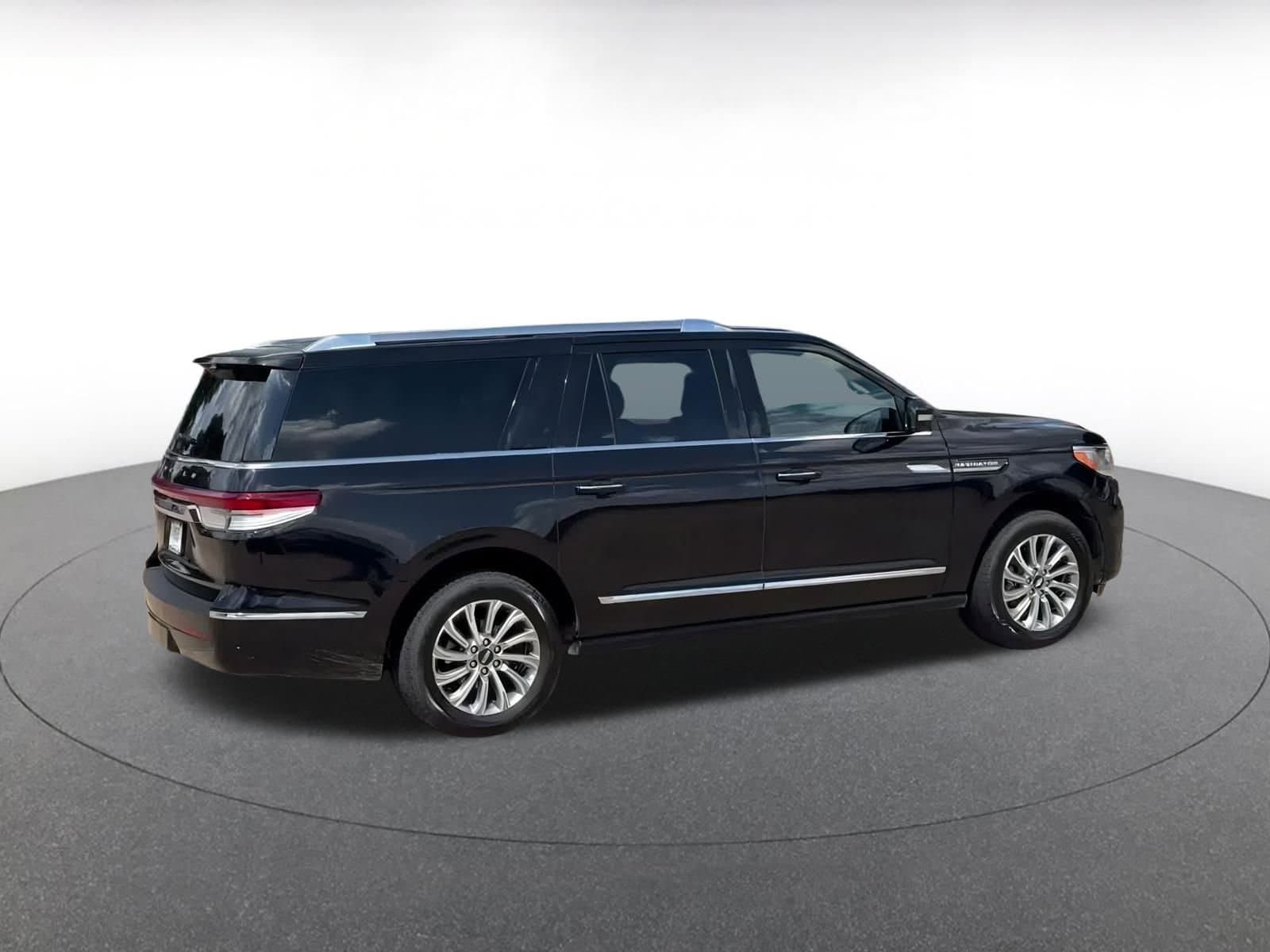 Thumbnail: 2024 Lincoln Navigator L - 15