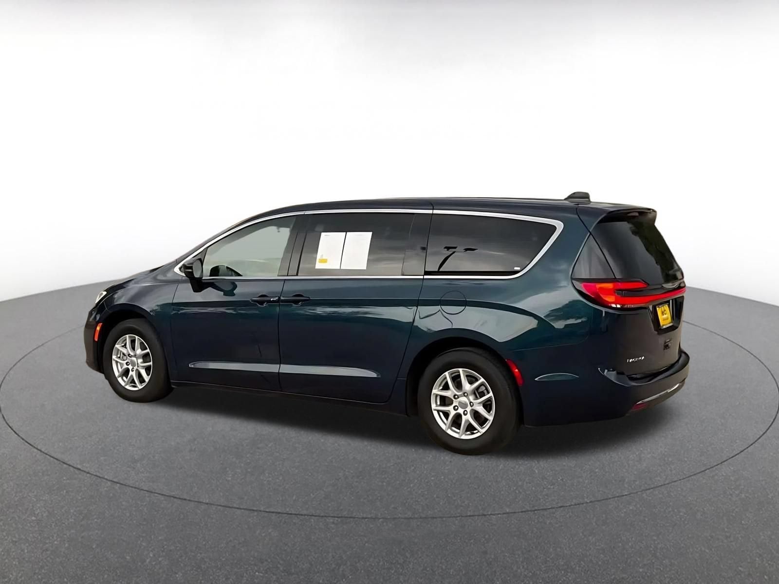 Thumbnail: 2025 Chrysler Pacifica - 9