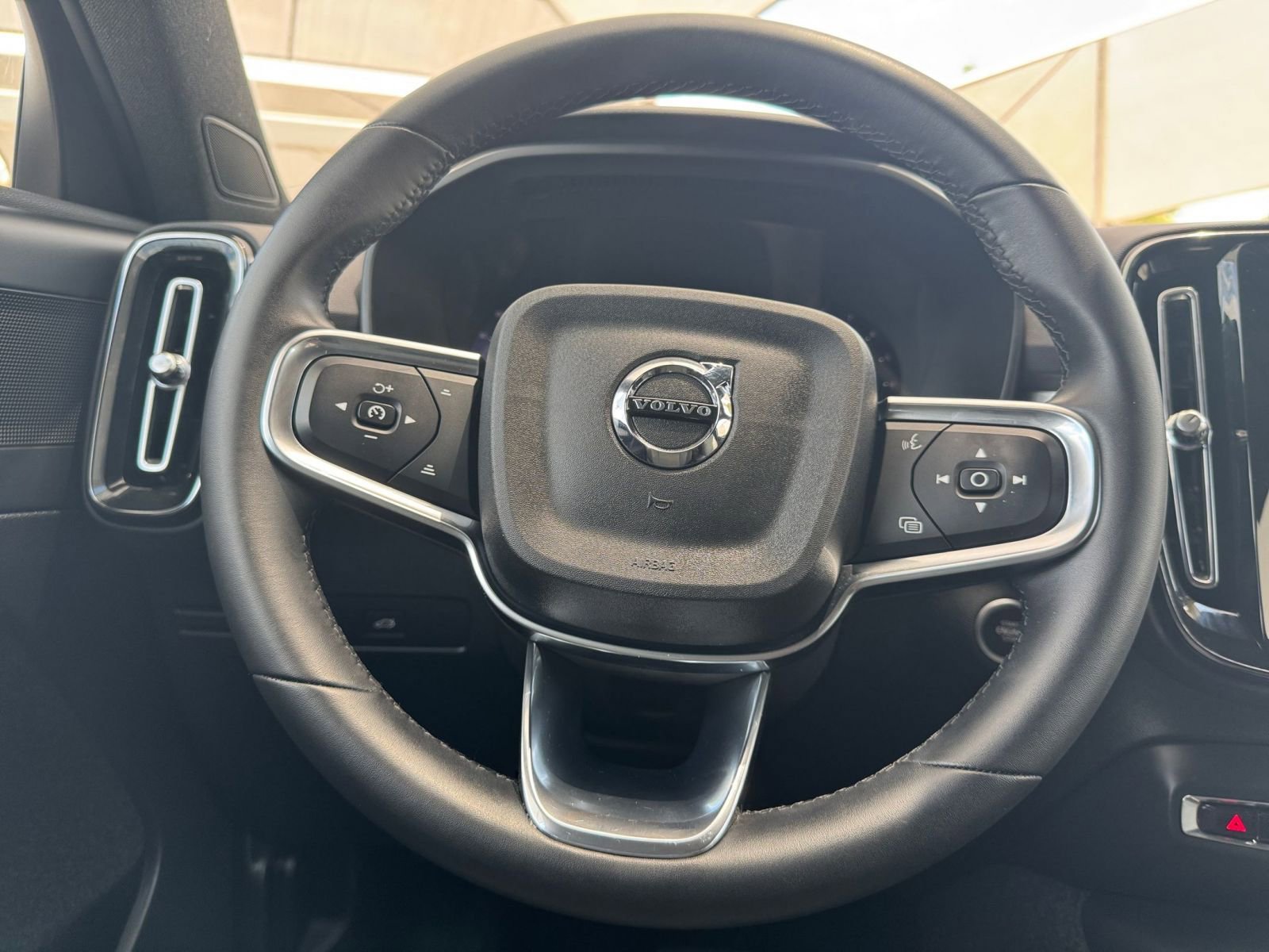 Thumbnail: 2024 Volvo XC40 - 28