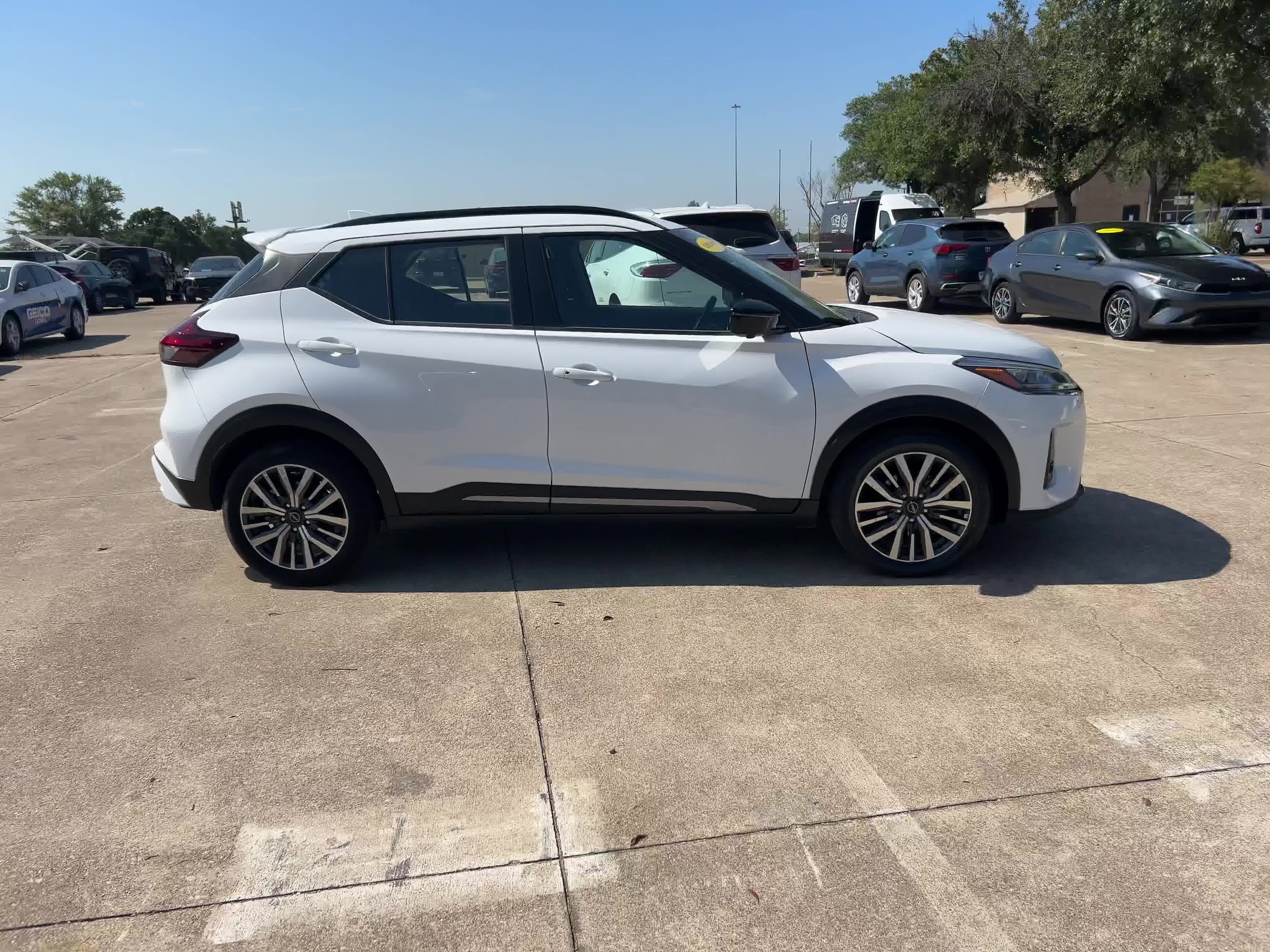 2024 Nissan Kicks SR 16