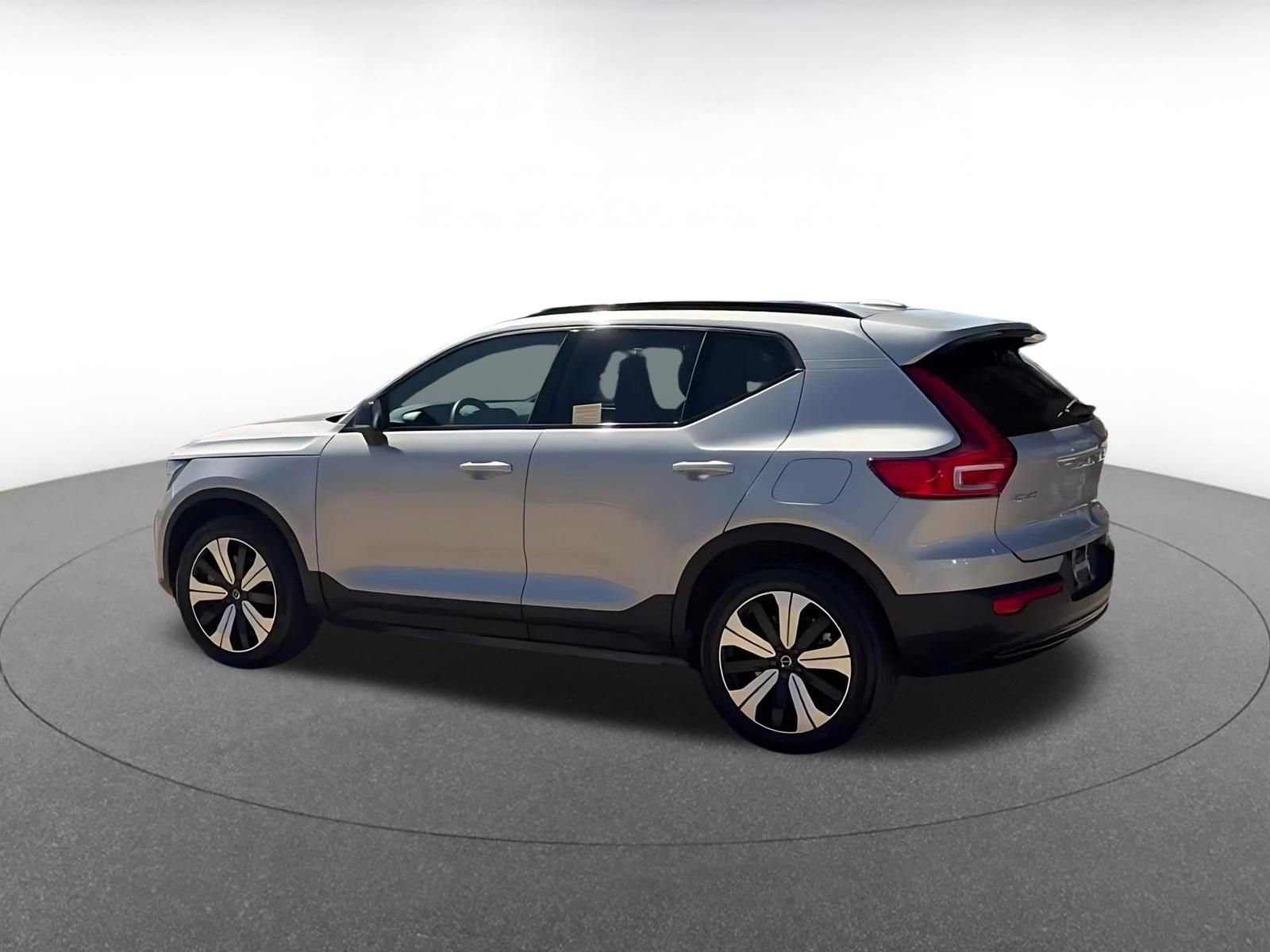 Thumbnail: 2023 Volvo XC40 - 10