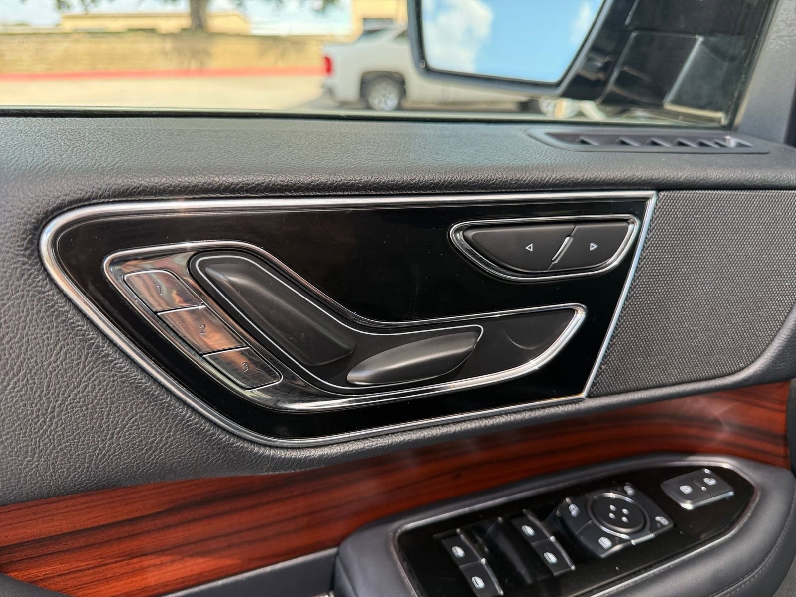 Thumbnail: 2024 Lincoln Navigator L - 23