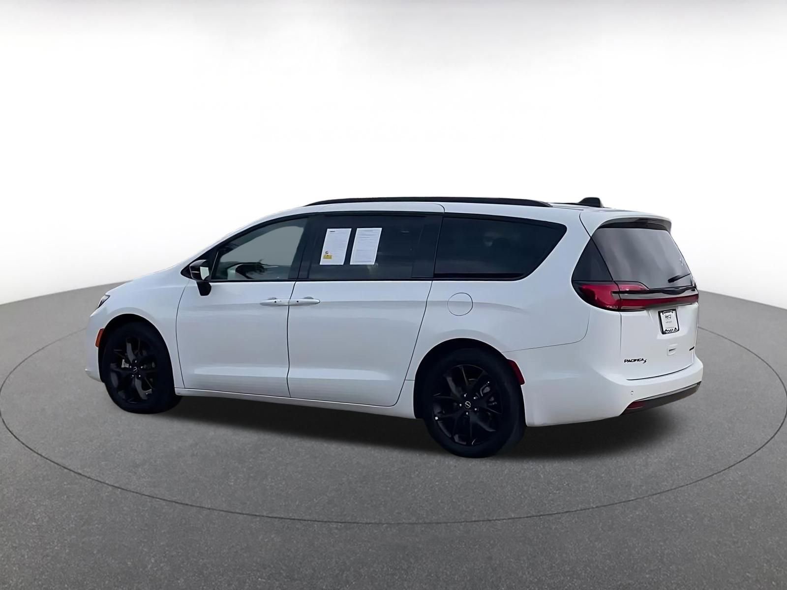 Thumbnail: 2025 Chrysler Pacifica - 10