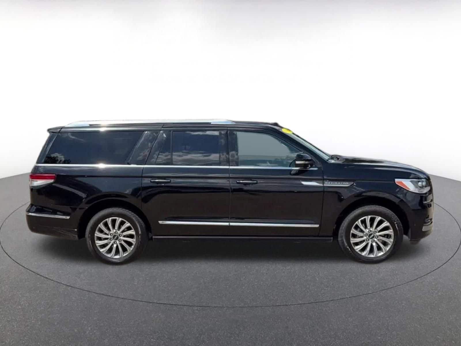 Thumbnail: 2024 Lincoln Navigator L - 16