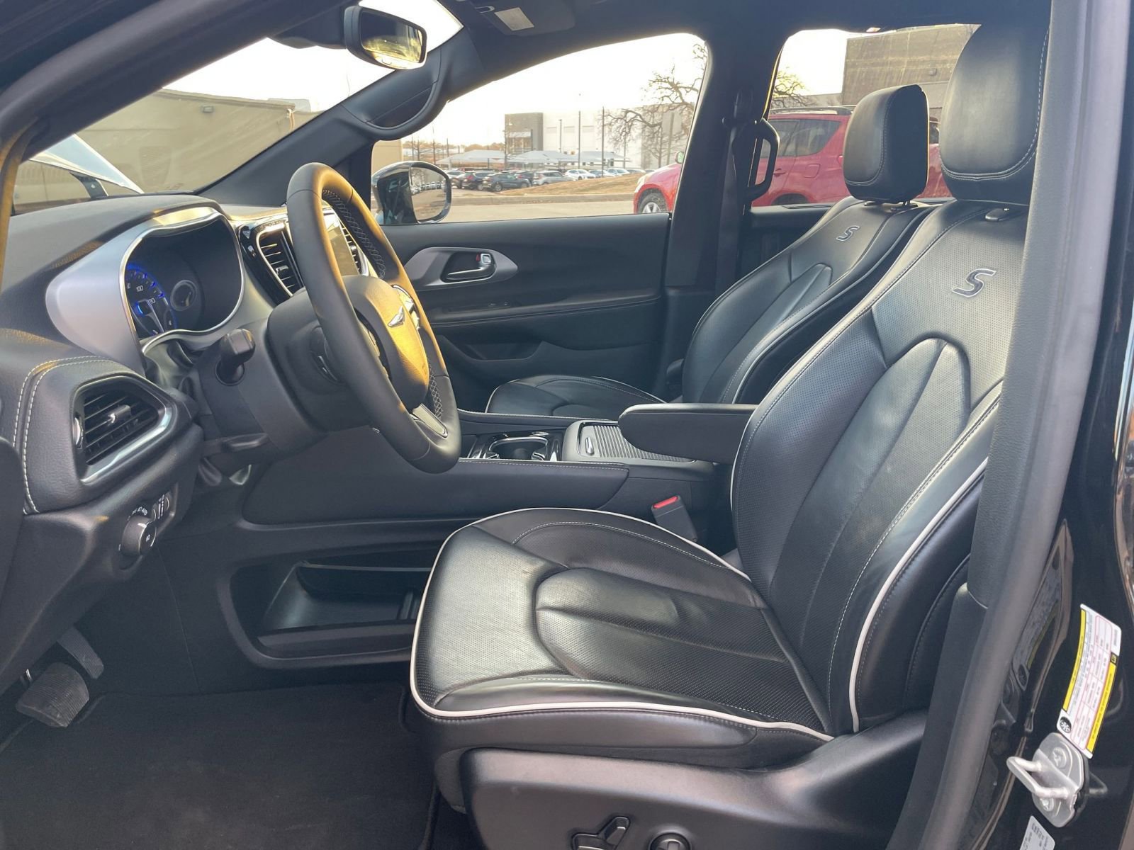 Thumbnail: 2025 Chrysler Pacifica - 31