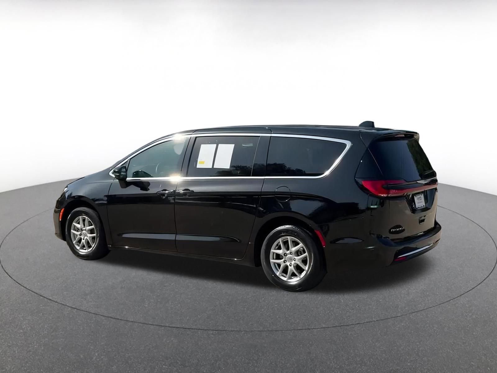 Thumbnail: 2024 Chrysler Pacifica - 10