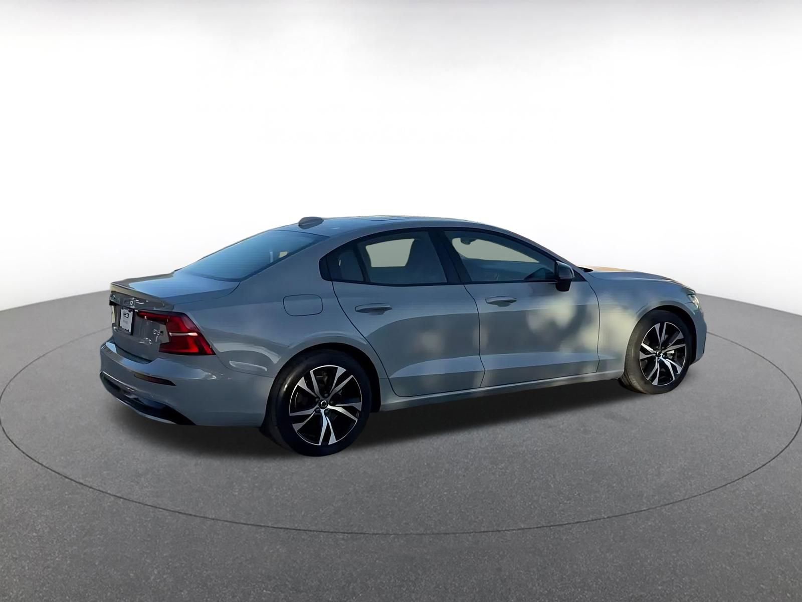 Thumbnail: 2025 Volvo S60 - 14