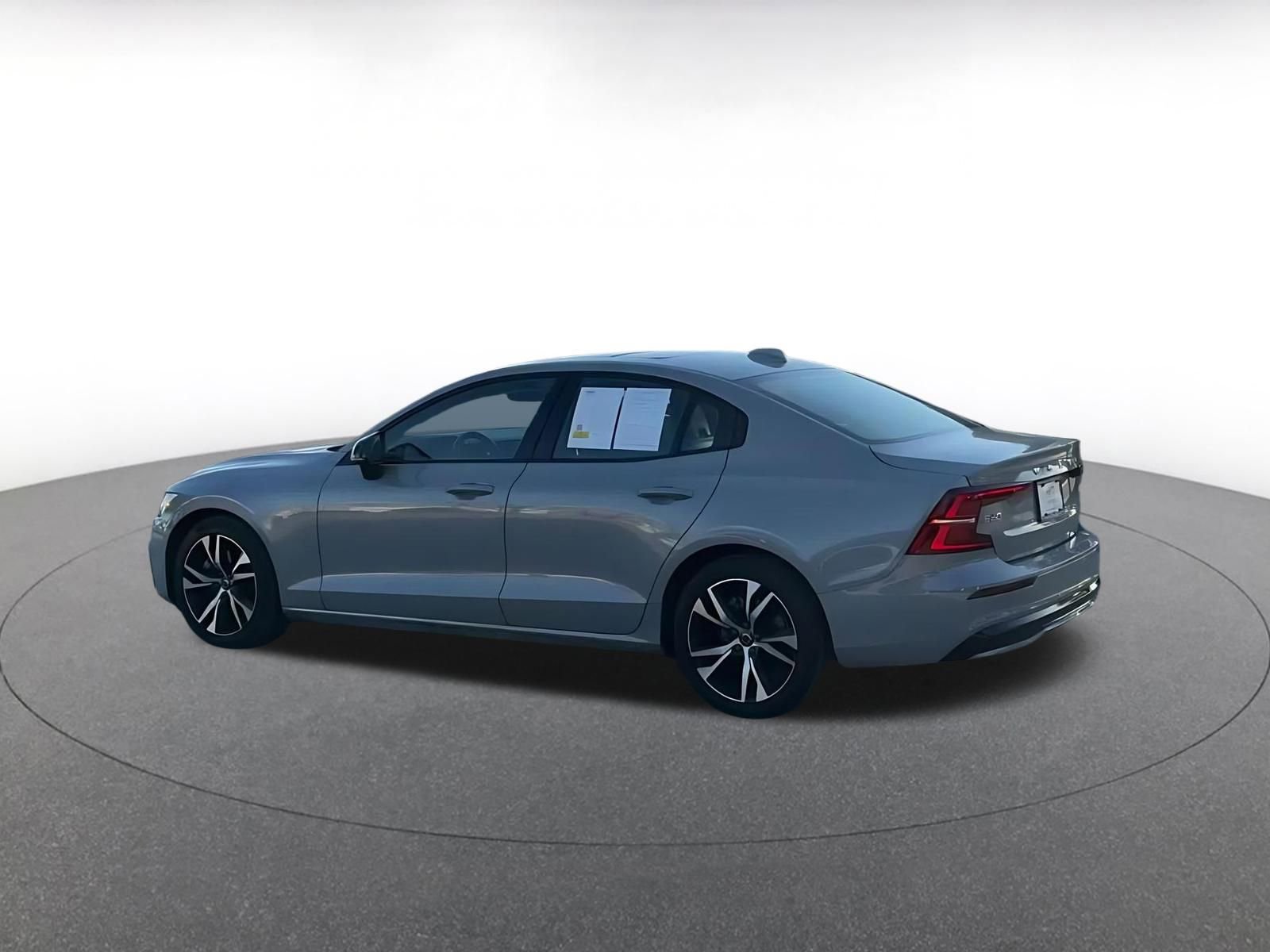 Thumbnail: 2025 Volvo S60 - 10