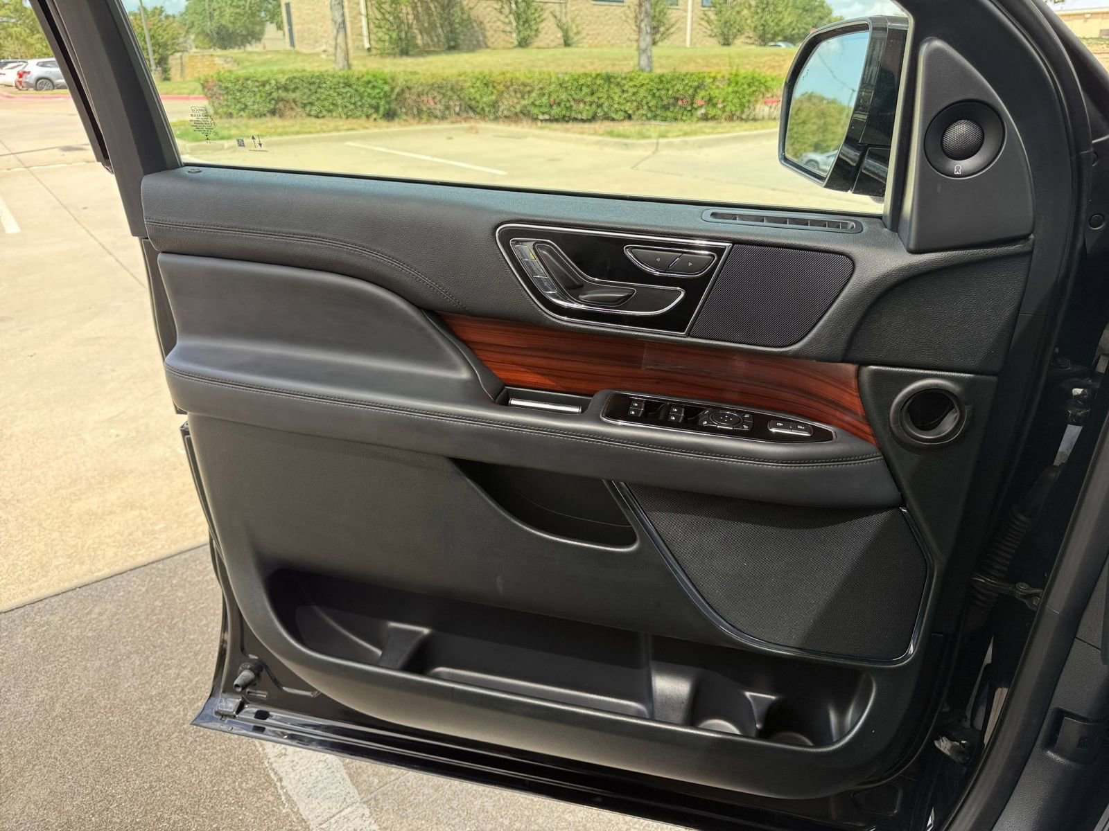 Thumbnail: 2024 Lincoln Navigator L - 20