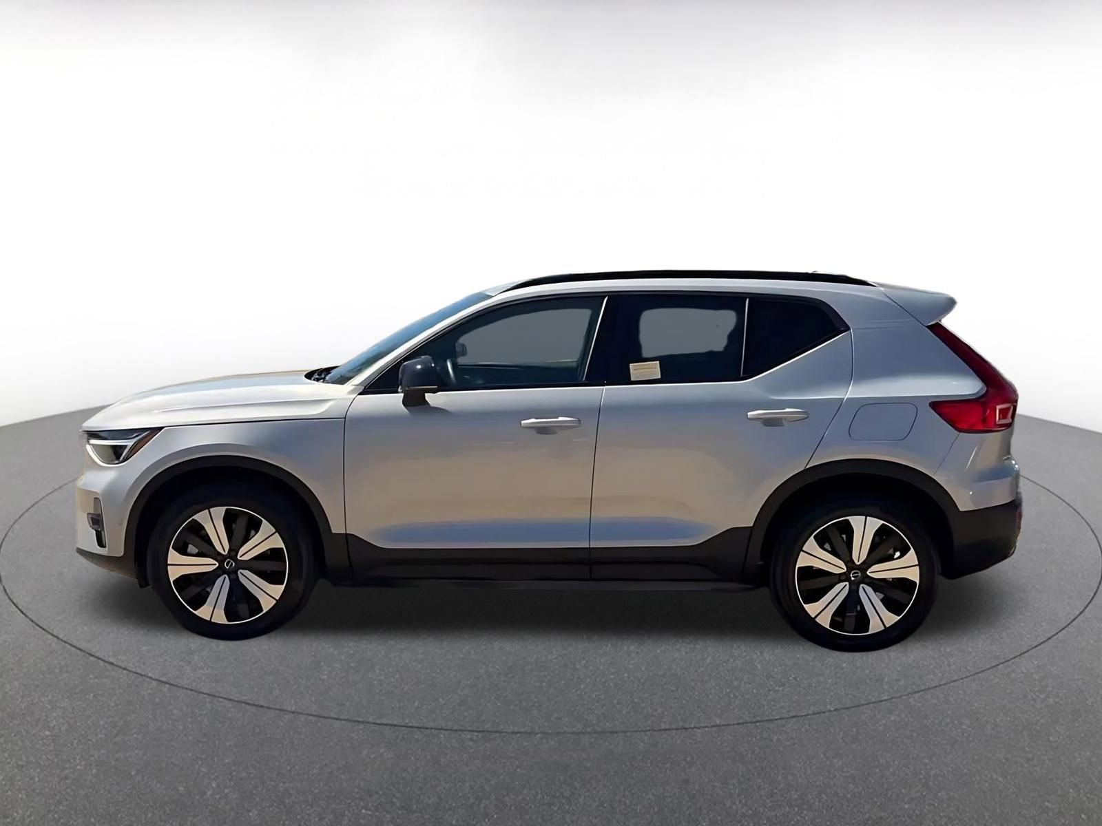 Thumbnail: 2023 Volvo XC40 - 9