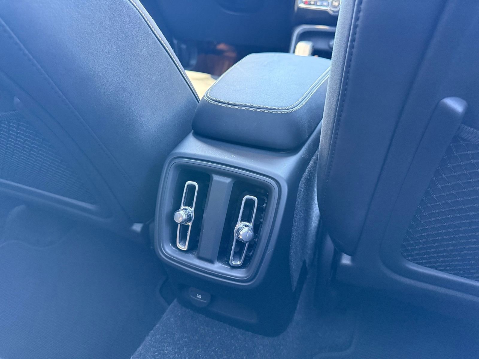 Thumbnail: 2023 Volvo XC40 - 30