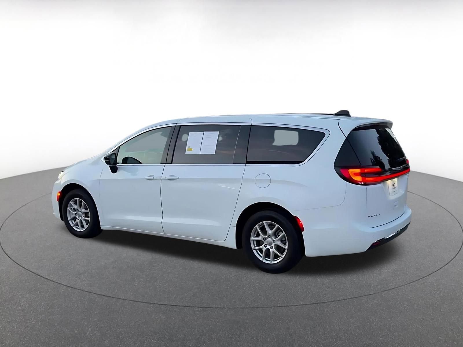 Thumbnail: 2025 Chrysler Pacifica - 10