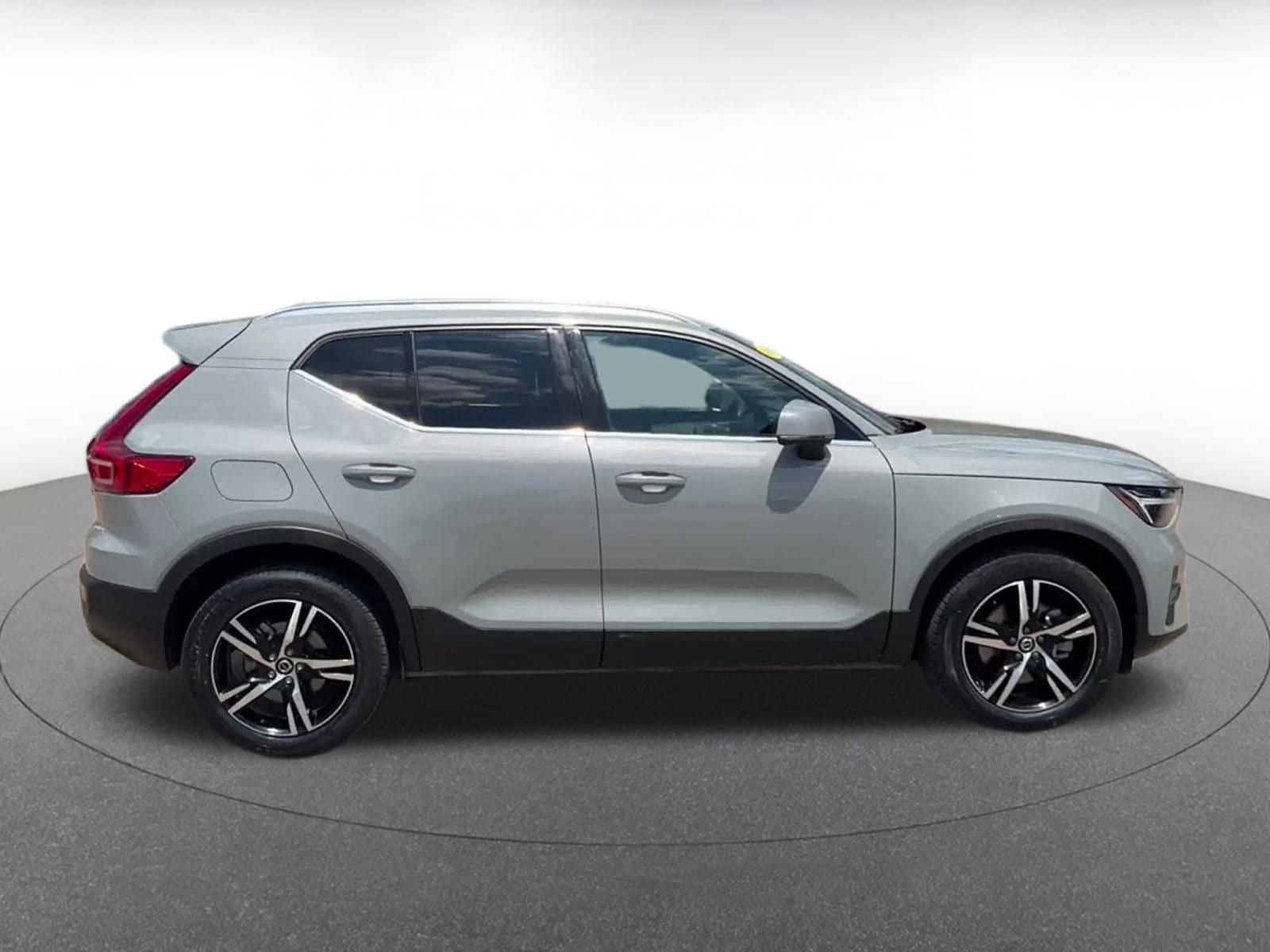 Thumbnail: 2024 Volvo XC40 - 16