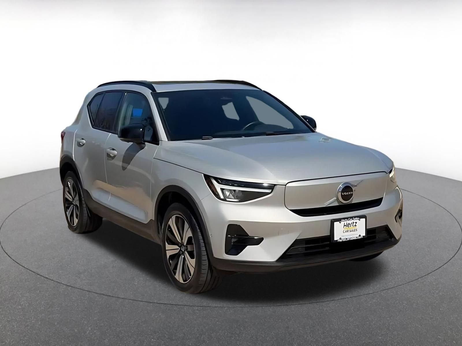 Thumbnail: 2023 Volvo XC40 - 3