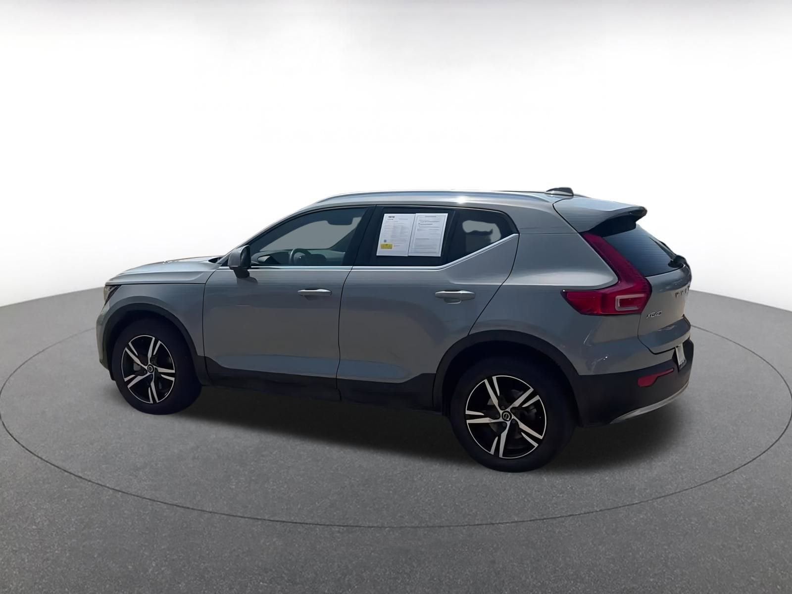 Thumbnail: 2024 Volvo XC40 - 10