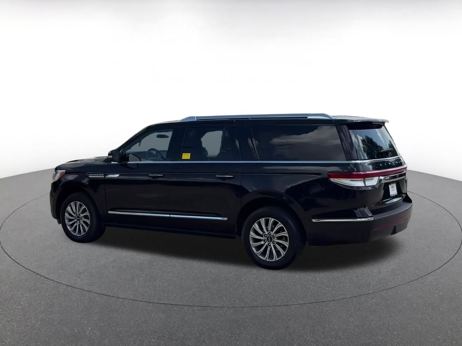 Thumbnail: 2024 Lincoln Navigator L - 10