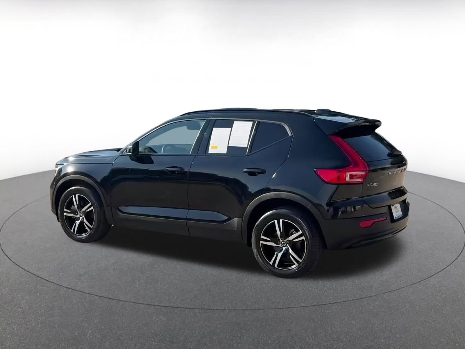 Thumbnail: 2024 Volvo XC40 - 10