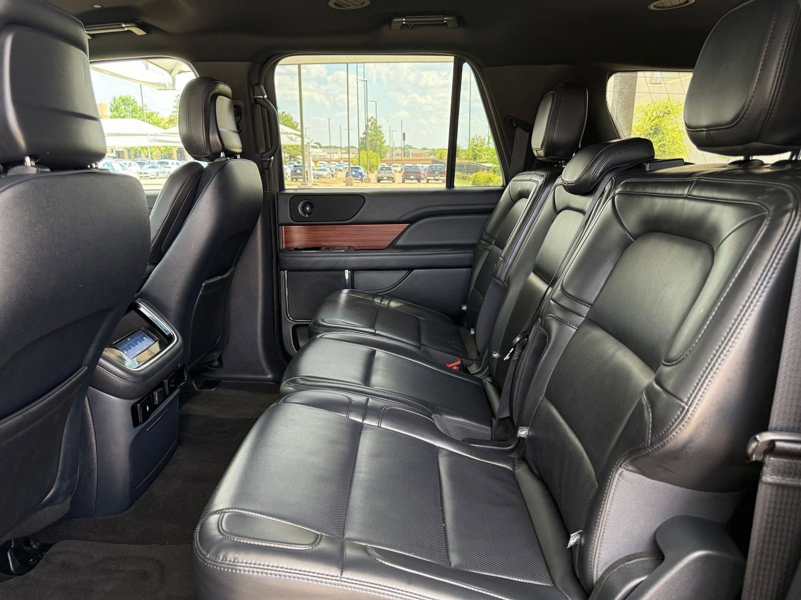 Thumbnail: 2024 Lincoln Navigator L - 25