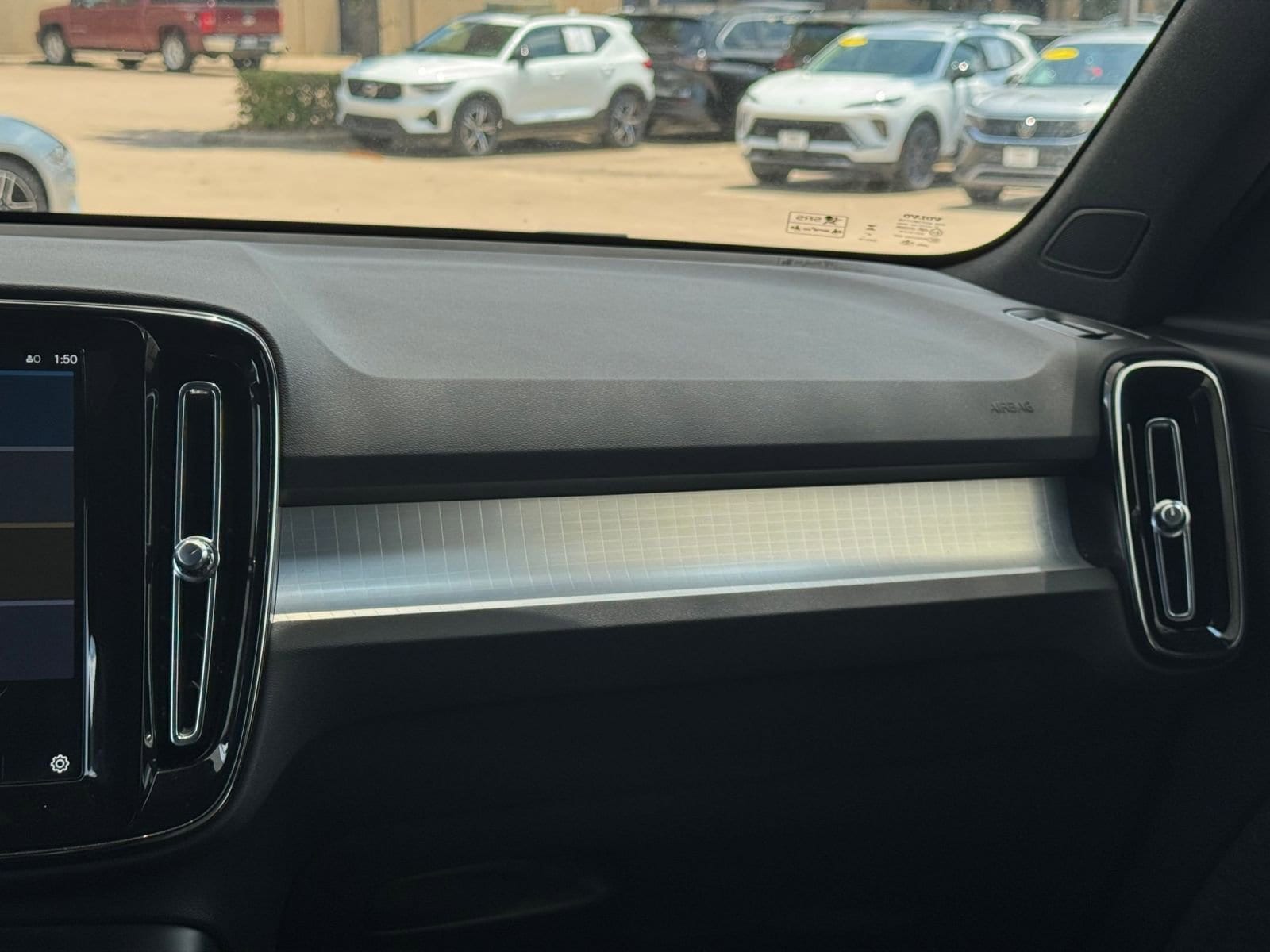 Thumbnail: 2024 Volvo XC40 - 35
