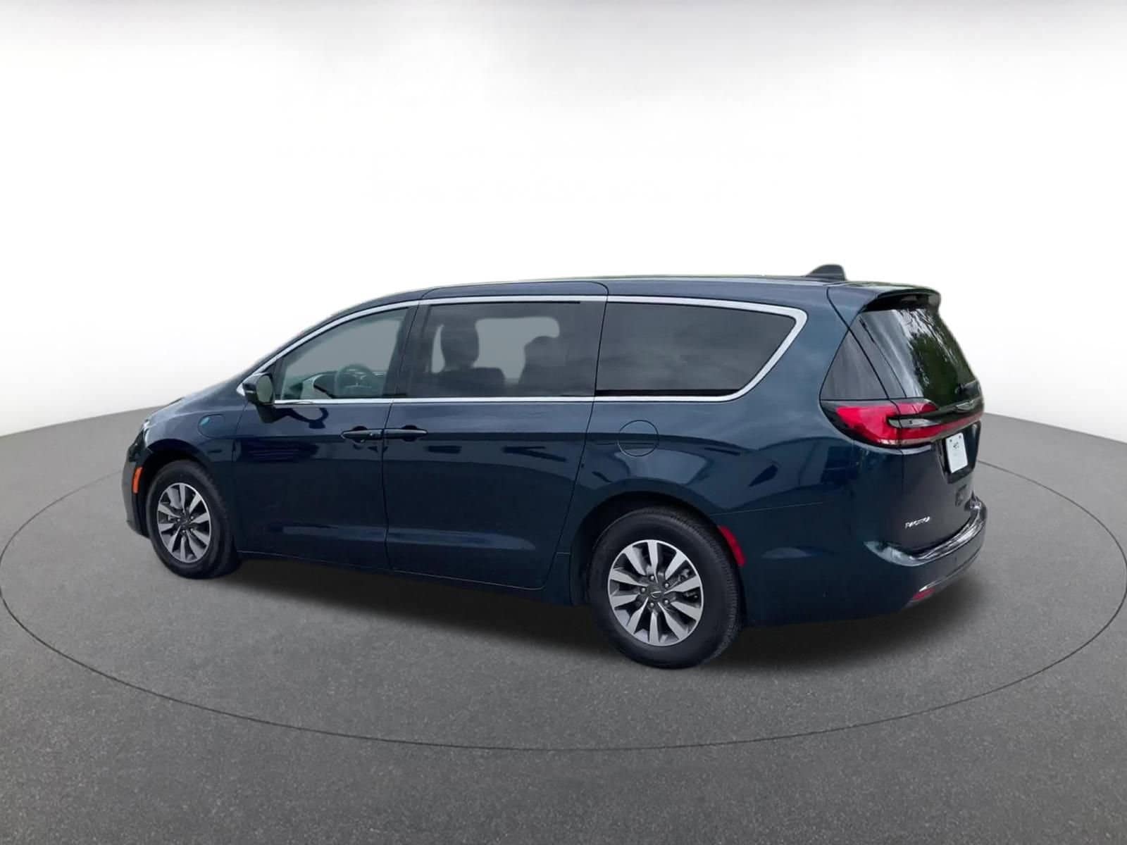 Thumbnail: 2023 Chrysler Pacifica - 8