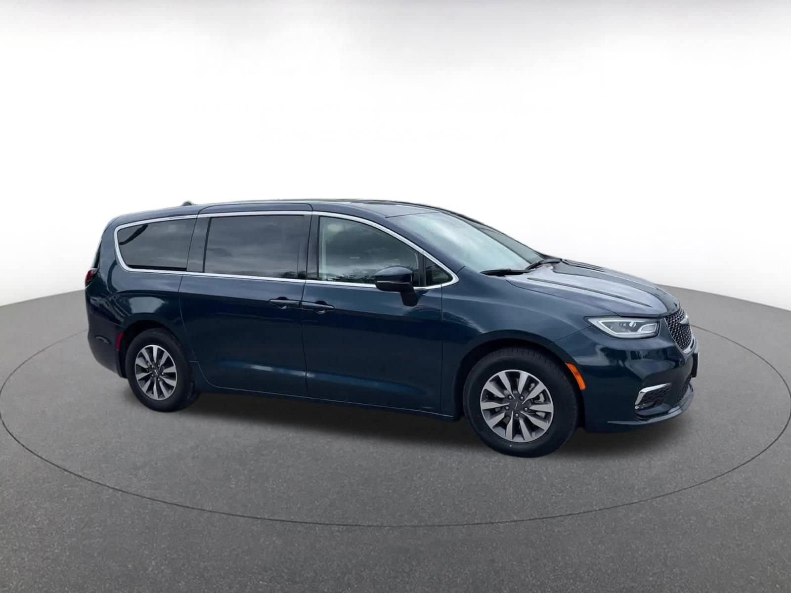 Thumbnail: 2023 Chrysler Pacifica - 1