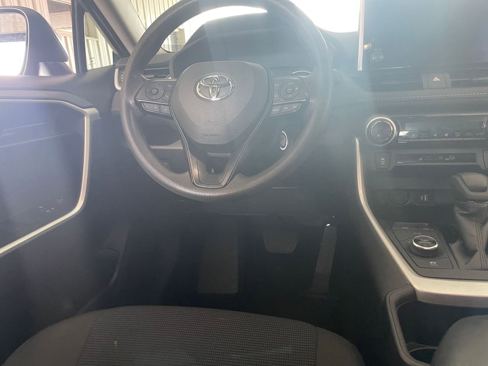 Thumbnail: 2025 Toyota RAV4 - 31