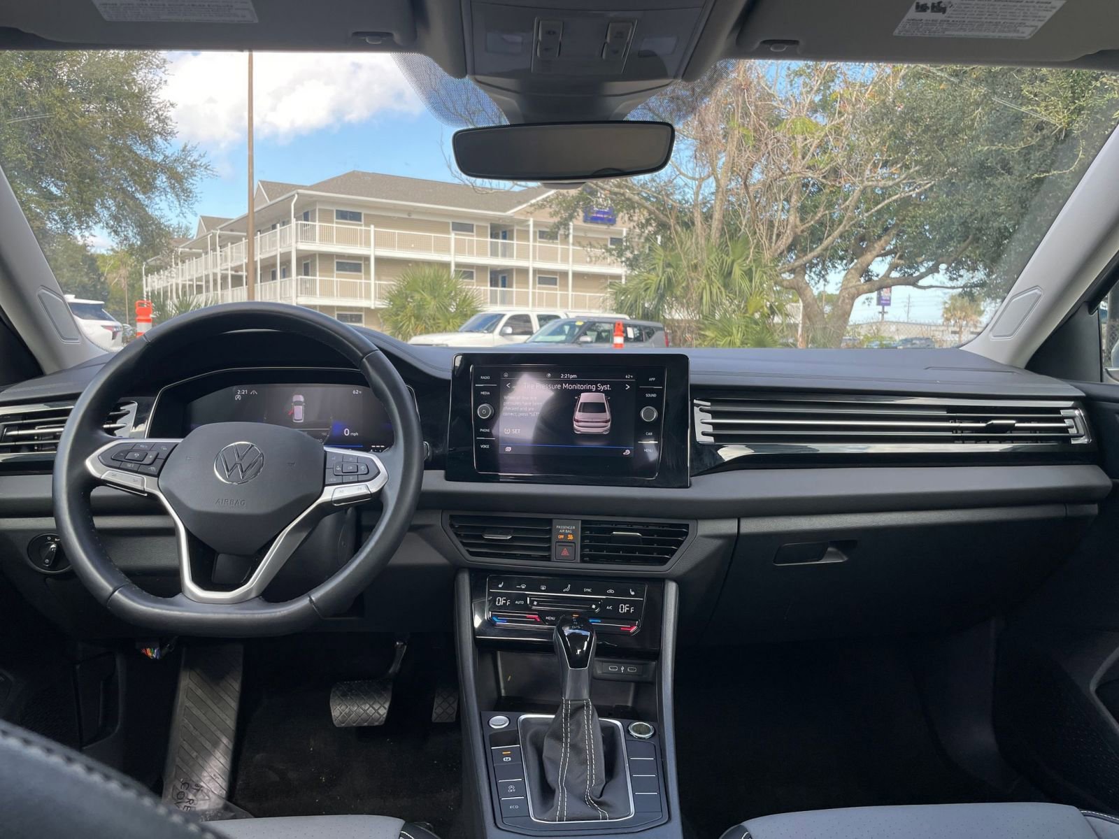 Thumbnail: 2025 Volkswagen Jetta - 32