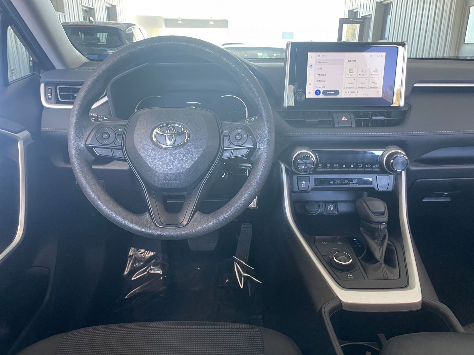 Thumbnail: 2025 Toyota RAV4 - 32