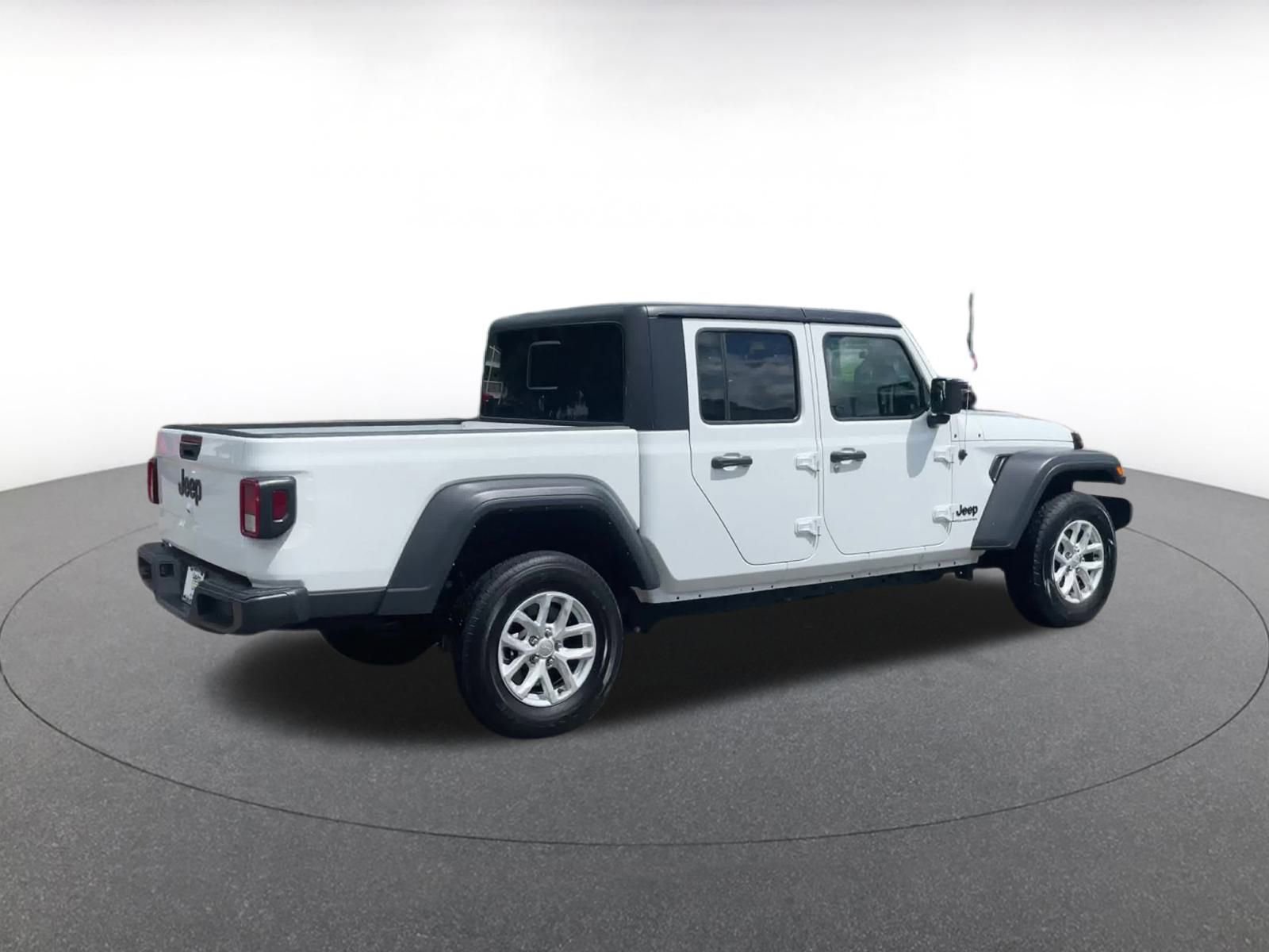 Thumbnail: 2023 Jeep Gladiator - 14