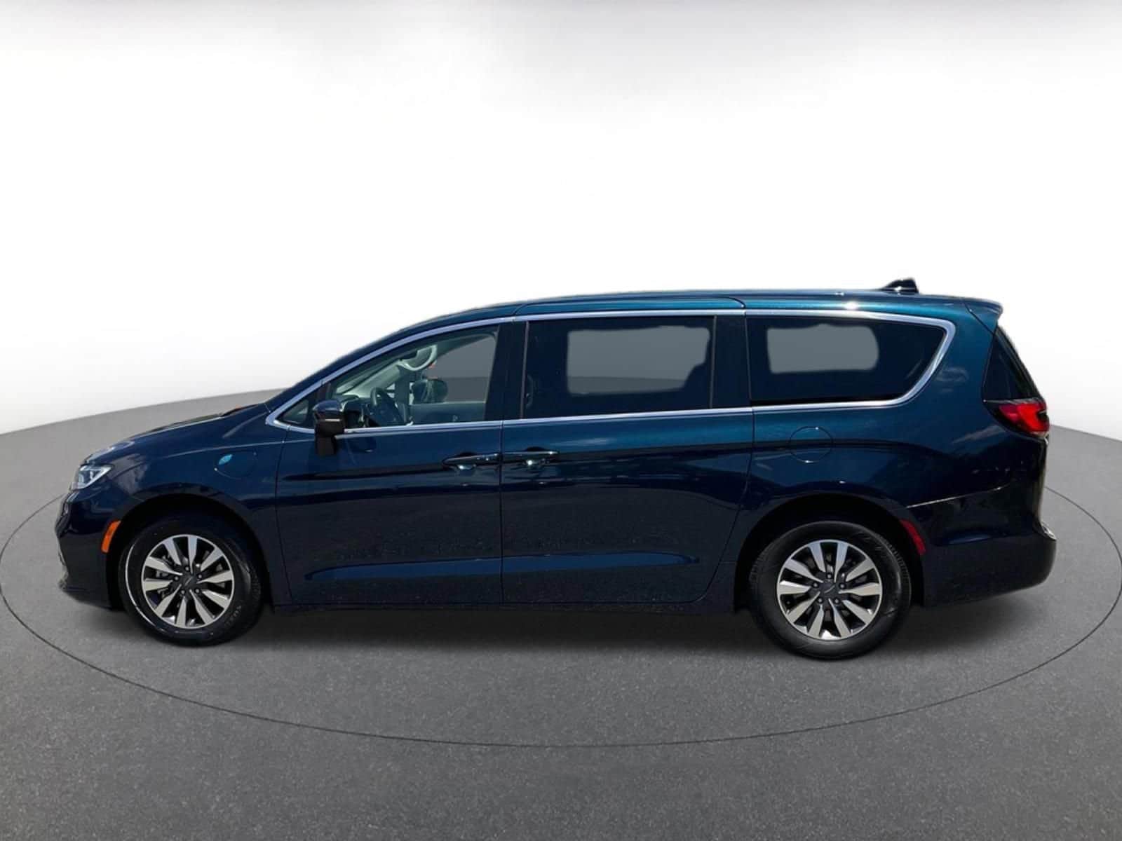 Thumbnail: 2023 Chrysler Pacifica - 6