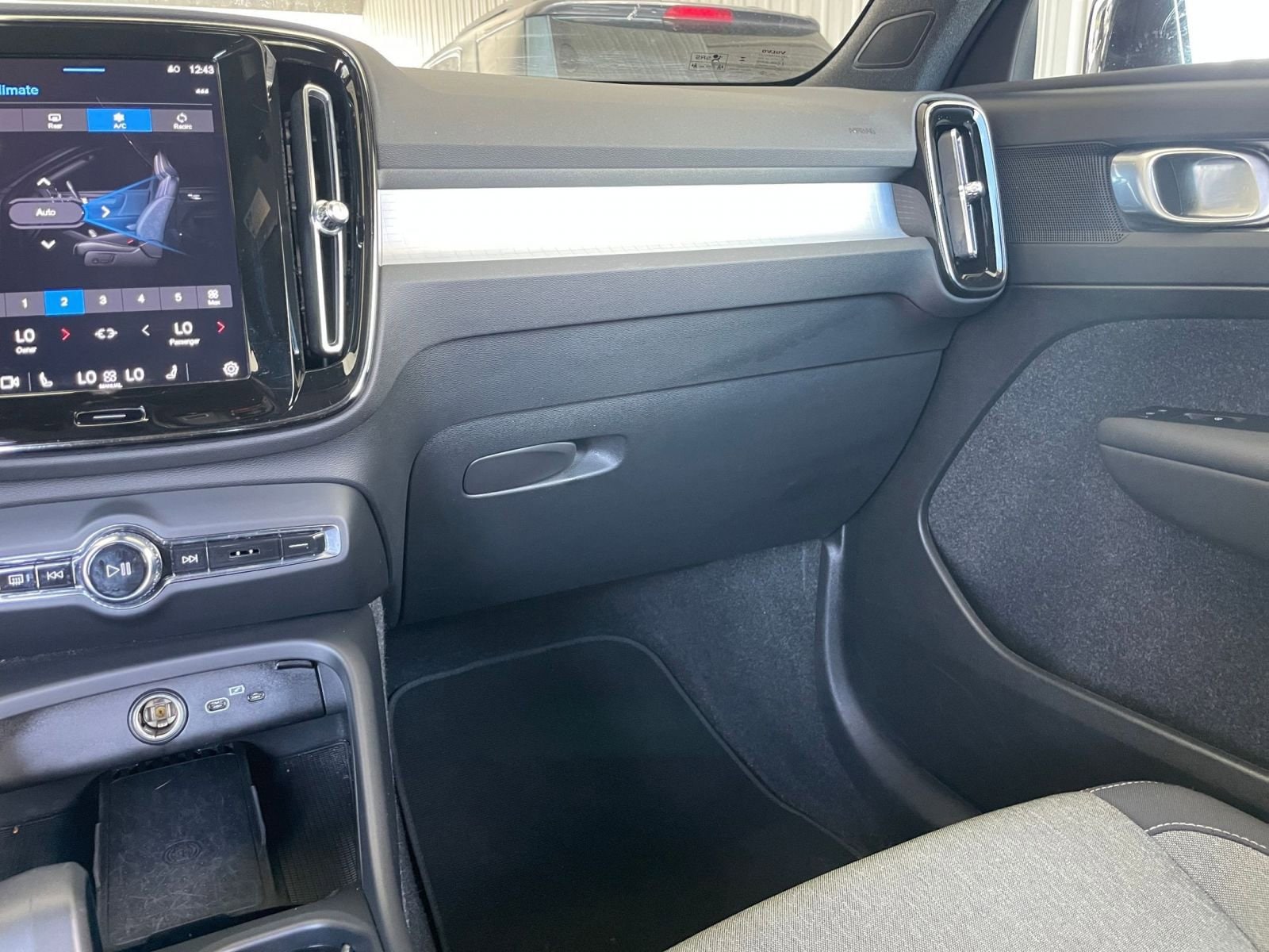 Thumbnail: 2024 Volvo XC40 - 33