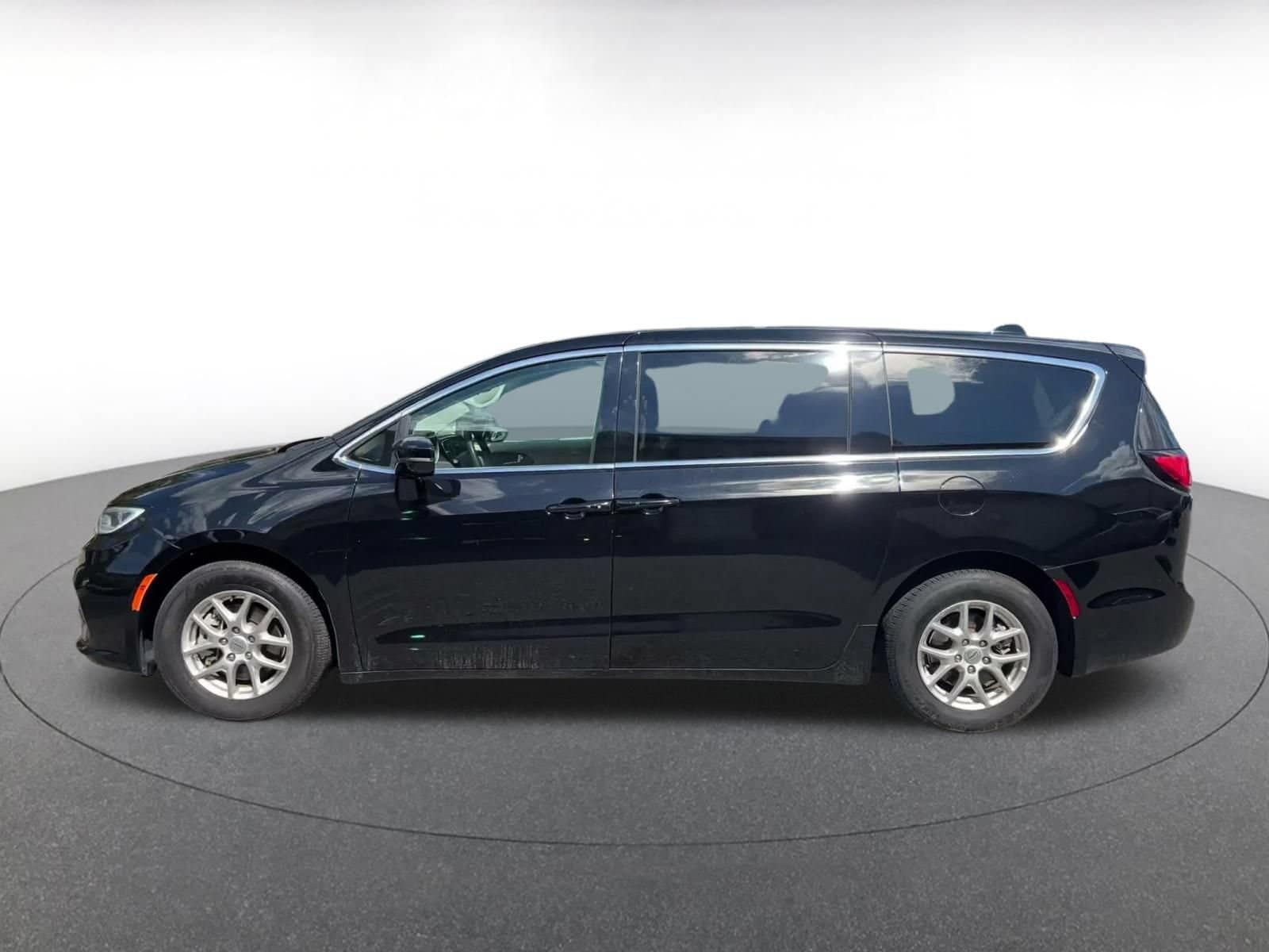 Thumbnail: 2024 Chrysler Pacifica - 7
