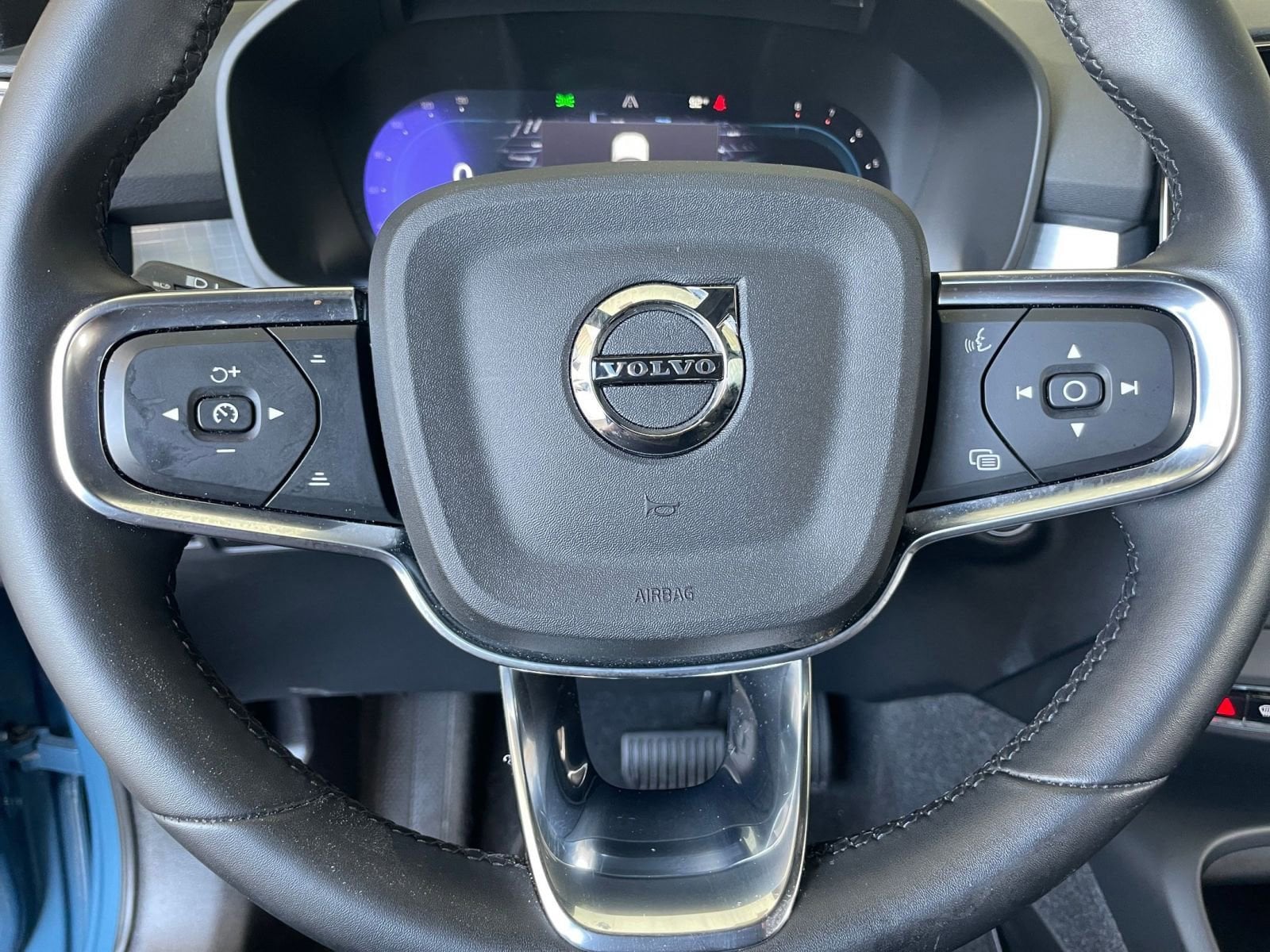 Thumbnail: 2024 Volvo XC40 - 25