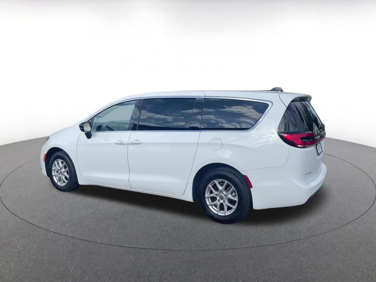 Thumbnail: 2025 Chrysler Pacifica - 9