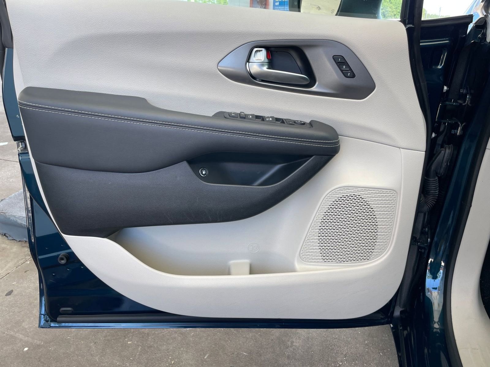 Thumbnail: 2023 Chrysler Pacifica - 16