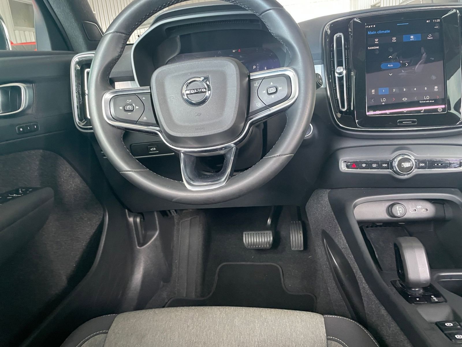 Thumbnail: 2024 Volvo XC40 - 32