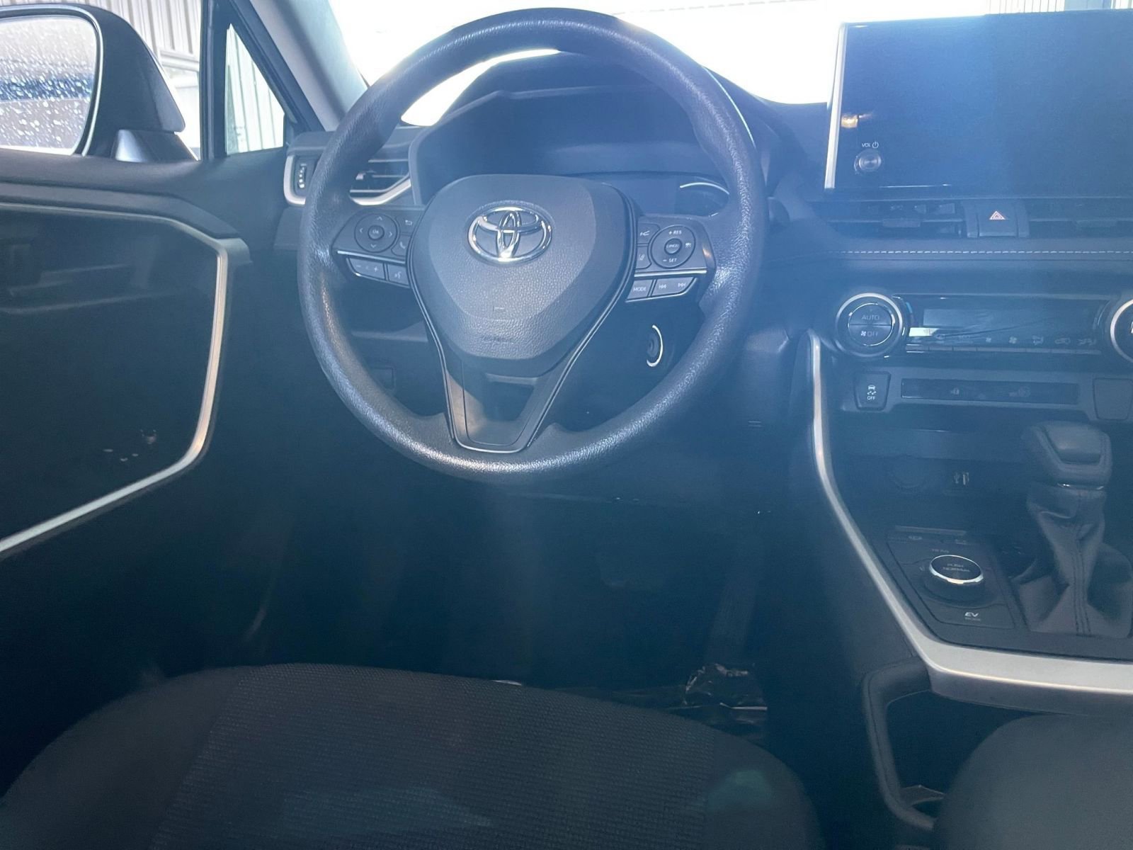 Thumbnail: 2025 Toyota RAV4 - 32