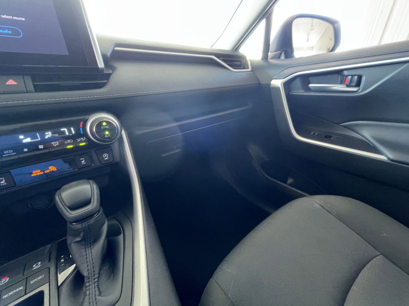 Thumbnail: 2025 Toyota RAV4 - 33