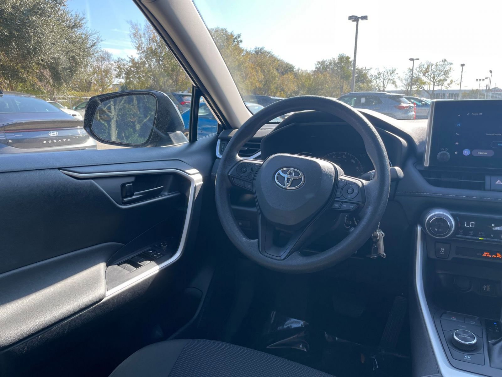 Thumbnail: 2025 Toyota RAV4 - 32