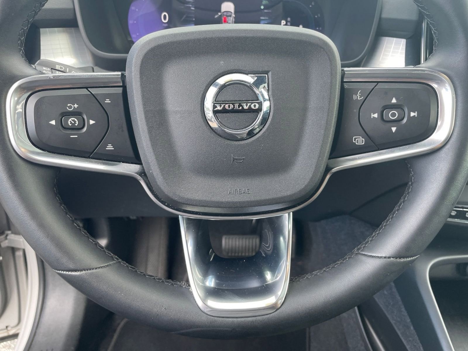 Thumbnail: 2024 Volvo XC40 - 25